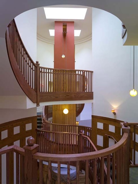 Фотография винтовой лестницы с плоскими переходами между этажами.