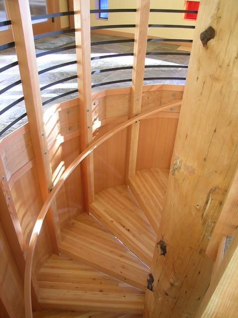Фотография винтовой  лестницы, выполненной из дерева