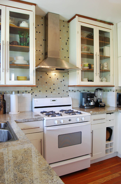 Грамотный кухонный интерьер с красивой мозаикой