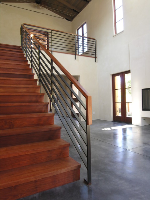 Интерьер холла с деревянной лестницей 