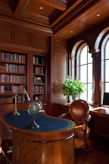 Интерьер кабинета-библиотеки  из темного дерева