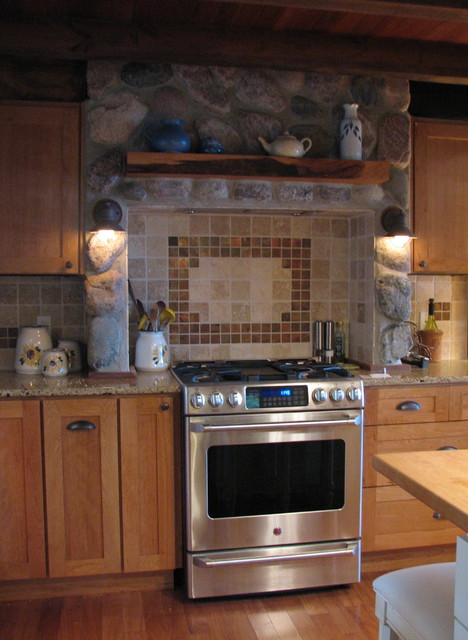 Интерьер кухни с отделкой искусственным камнем