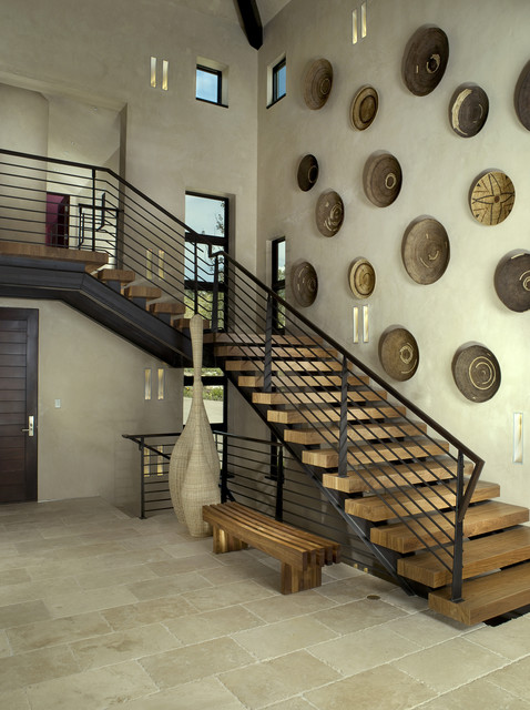 Интерьер лестницы с оригинальным оформлением.