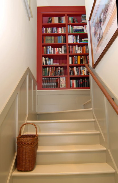 Интерьер лестницы со встроенным книжным шкафом.