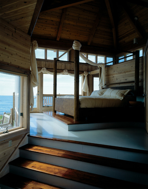 Интерьер спальни с видом на море