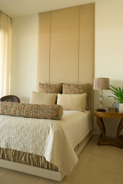 Интерьер спальни выполнен в стиле минимализм.