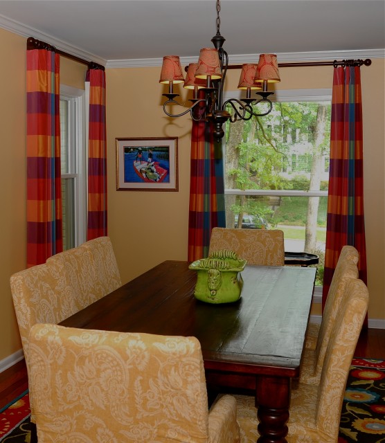 Интерьер столовой комнаты в ярких цветах.
