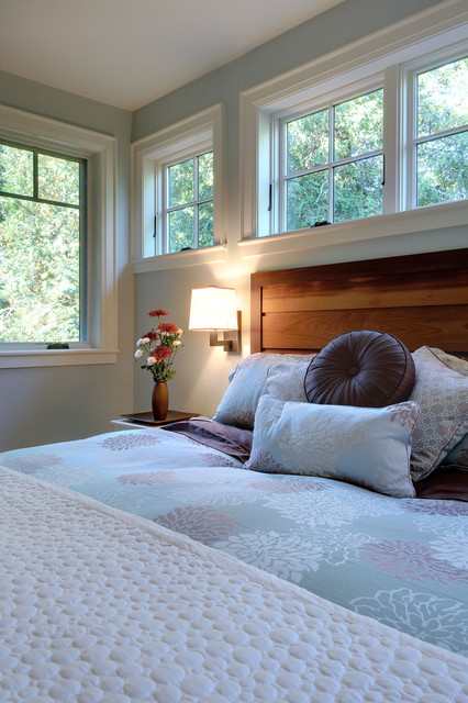 Интерьер уютной спальной комнаты с окнами