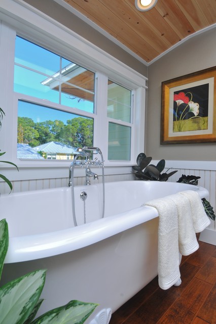 Интерьер ванной комнаты с окном и картиной