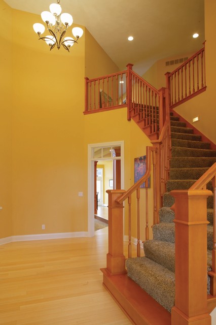 Интересный дизайн лестницы с ковролином в доме