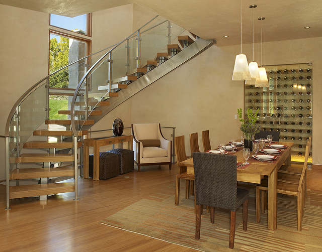 Красивая фотография современной столовой комнаты с лестницей