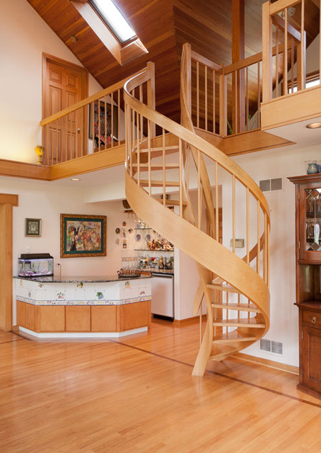 Красивый интерьер современной деревянной лестницы