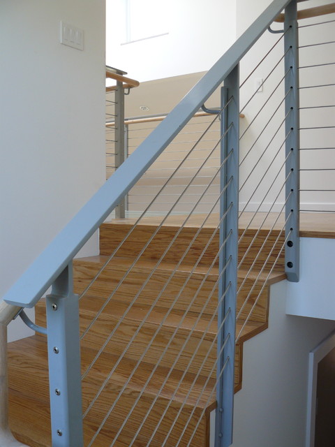 Лестница с металлическими перилами в интерьере