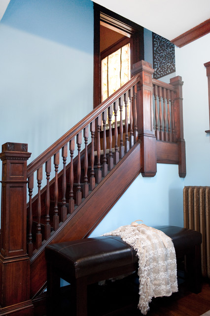 Массивная деревянная лестница в интерьере дома