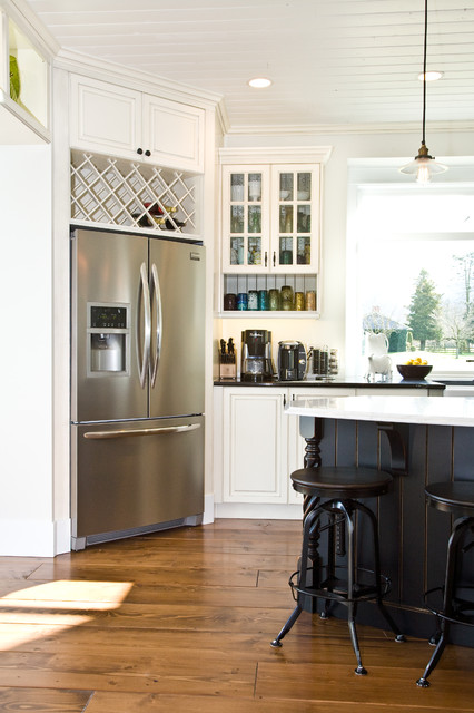 Прекрасный интерьер кухни с большим холодильником