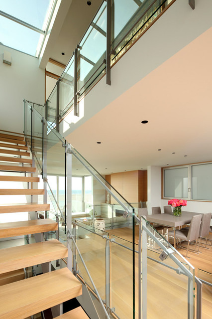 Шикарный дизайн уютной лестницы в доме