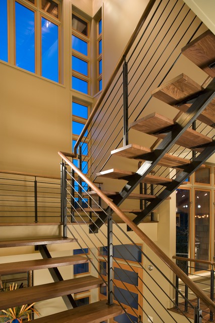 Современный дизайн деревянной междуэтажной внутренней лестницы.