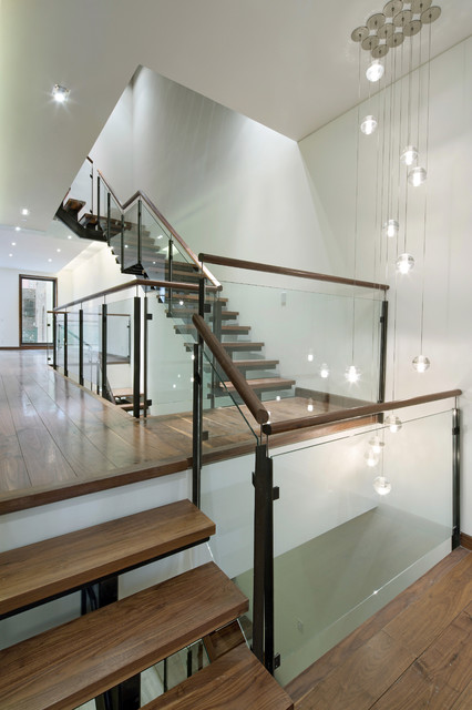 Современный дизайн лестничного пролета в доме