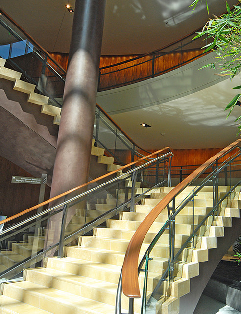 Современный дизайн лестницы для офисного помещения