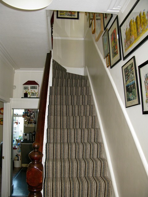 Современный дизайн лестницы с удобным ковровым покрытием