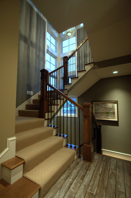 Современный дизайн лестницы в коттедже
