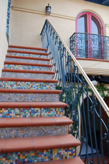 Современный дизайн маршевой лестницы в частном доме