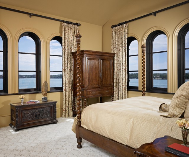 Современный дизайн спальни с множеством окон