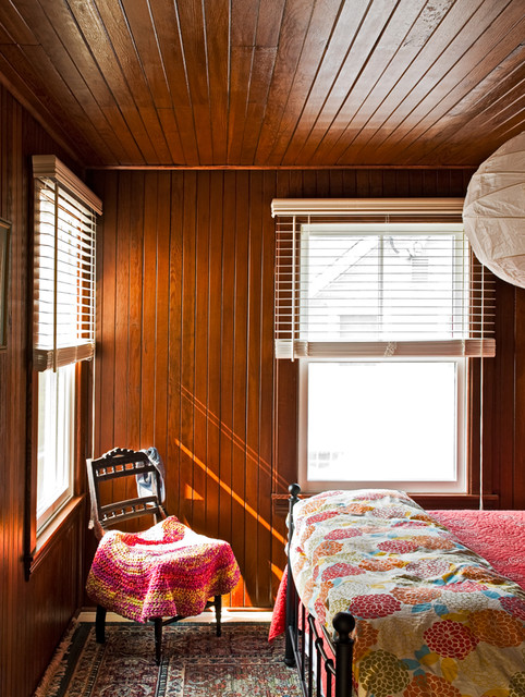 Современный дизайн спальни с отделкой из дерева
