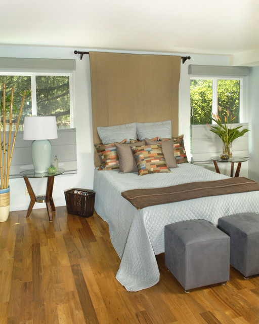 Современный дизайн спальни в бело-коричневых тонах