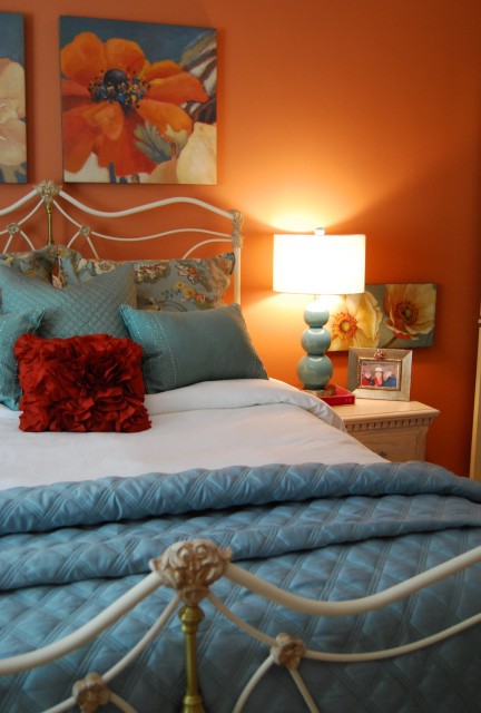 Современный дизайн спальной с ярких тонах