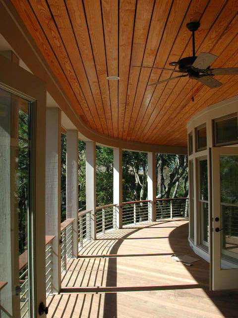 Современный дизайн веранды с деревянным потолком