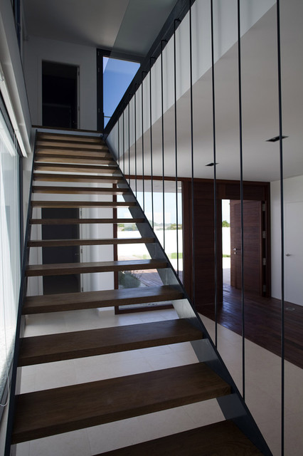 Стильный дизайн современной деревьяной лестницы