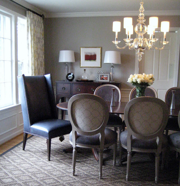 Светлый интерьер столовой с синими стульями.