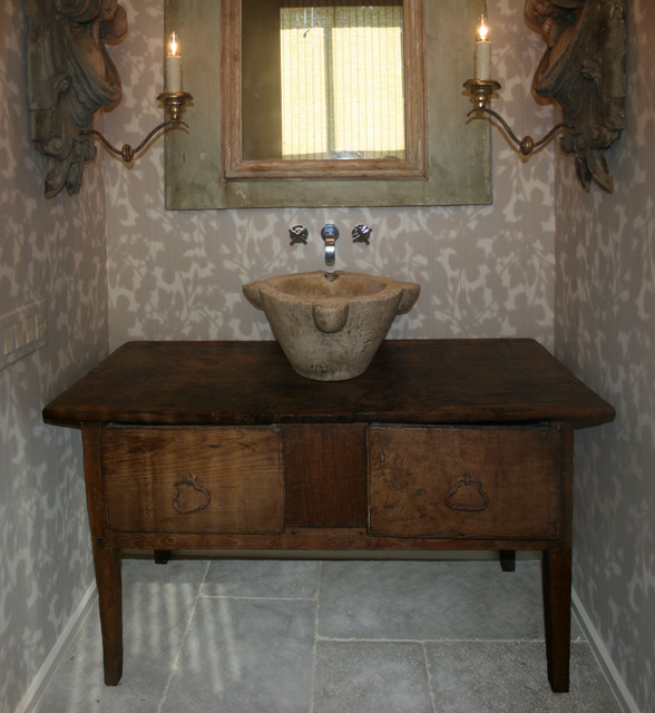 Туалетная комната в старинном стиле.