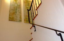 Белоснежная лестница для роскошного дома