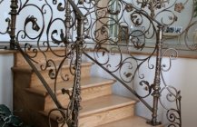 Деревянная лестница с коваными перилами