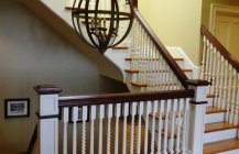 Дизайн ажурной лестницы в контрастных тонах
