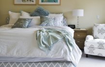 Дизайн белоснежной спальни для влюблённых
