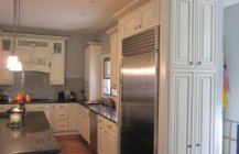 Дизайн белой кухни с огромным холодильником