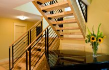 Дизайн деревянной лестницы с подсолнухами