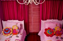 Дизайн детской комнаты в красно бардовом стиле