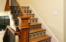 Дизайн интерьера деревянной лестницы в частном доме