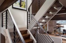 Дизайн интерьера лестницы в современном стиле