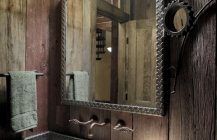 Дизайн интерьера туалетной комнаты с деревянными стенами