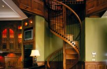 Дизайн комнаты с винтовой лестницей
