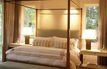 Дизайн красивой спальной комнаты в бежевом цвете
