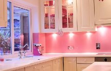 дизайн кухни в розовом цвете