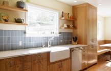 Дизайн кухонной комнаты в деревянном стиле