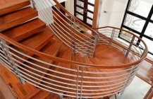 Дизайн легкой и красивой винтовой парадной лестницы