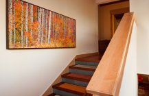 Дизайн лестничного пролета и самой лестницы в деревянном стиле